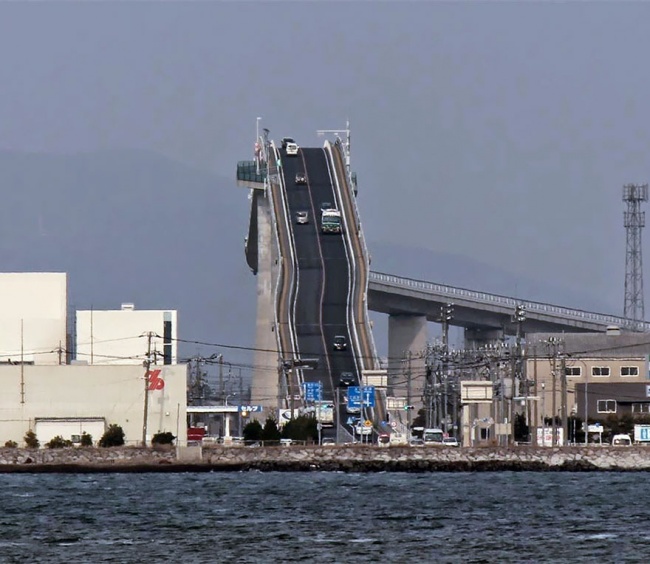 1935705-steep-rollercoaster-bridge-eshima-ohashi-japan-42-650-109995d472-1484650699